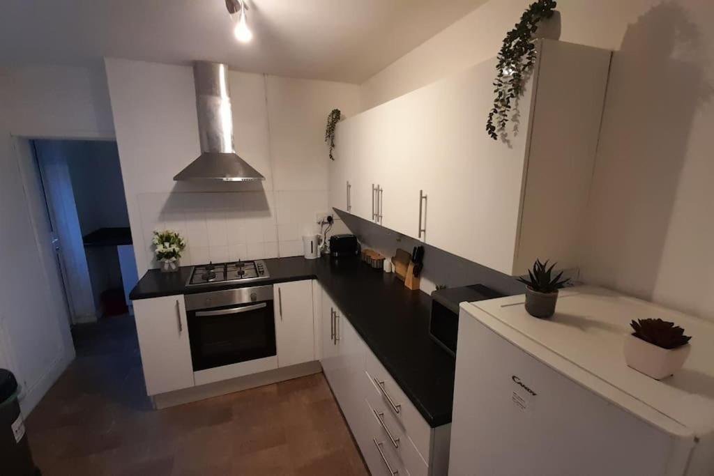 Spacious 4 Bedroom, Free Netflix, Central Location Cardiff Buitenkant foto