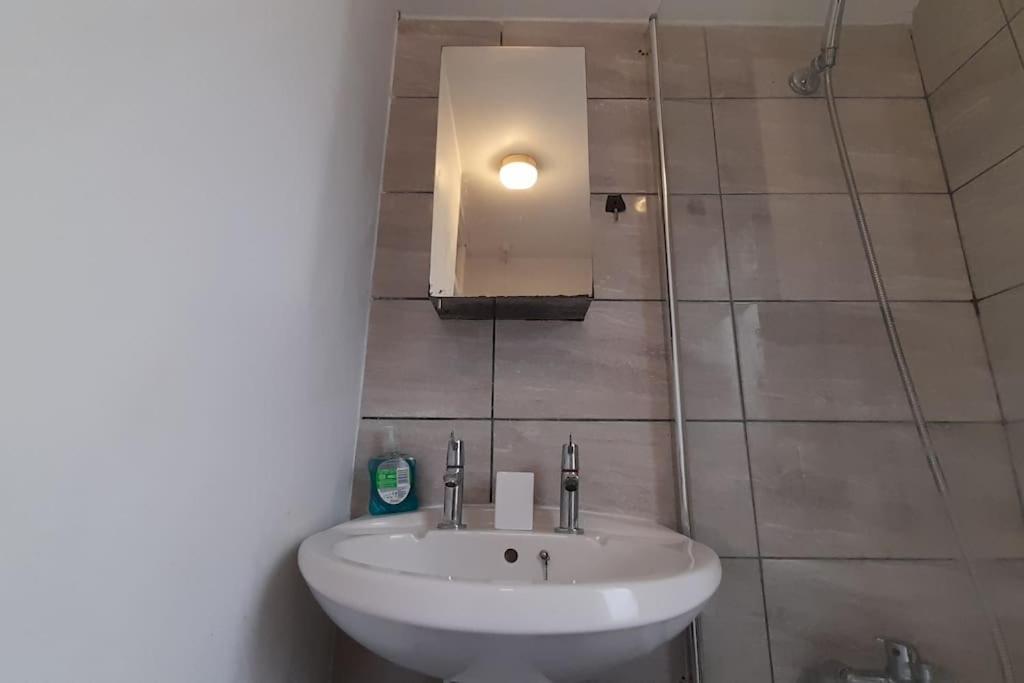Spacious 4 Bedroom, Free Netflix, Central Location Cardiff Buitenkant foto