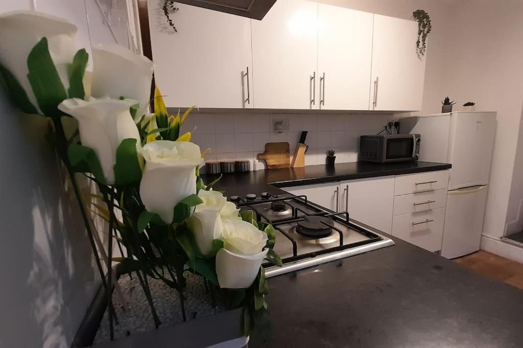 Spacious 4 Bedroom, Free Netflix, Central Location Cardiff Buitenkant foto