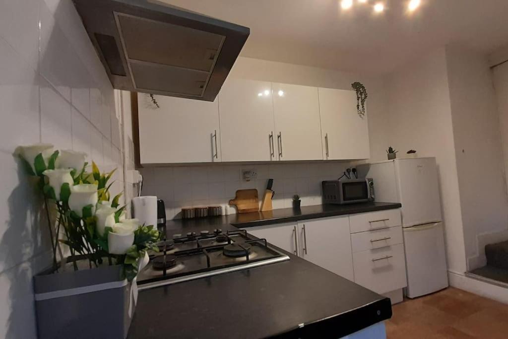 Spacious 4 Bedroom, Free Netflix, Central Location Cardiff Buitenkant foto