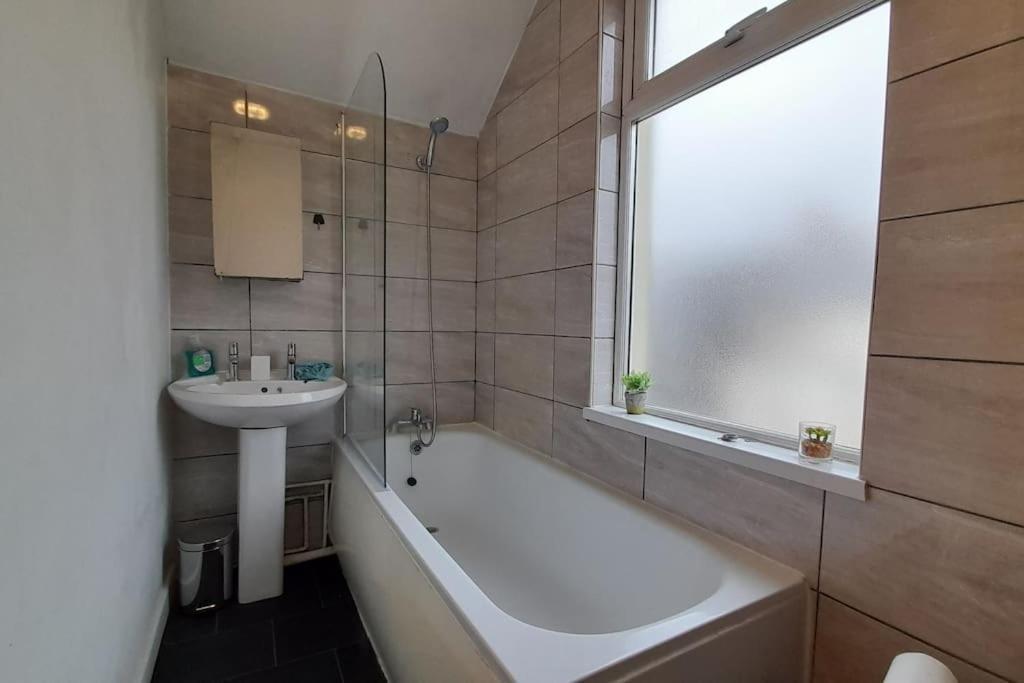 Spacious 4 Bedroom, Free Netflix, Central Location Cardiff Buitenkant foto