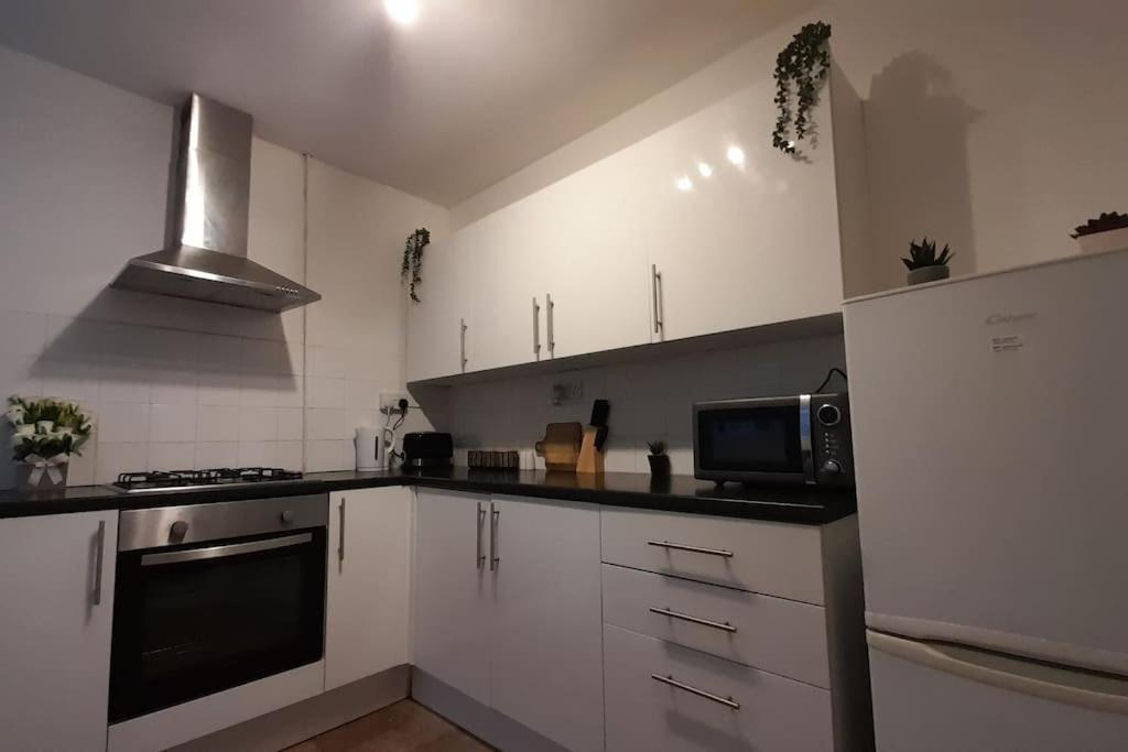 Spacious 4 Bedroom, Free Netflix, Central Location Cardiff Buitenkant foto